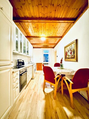 Apartamento básico | Cocina privada | Frigorífico, horno, placa de cocina y utensilios de cocina