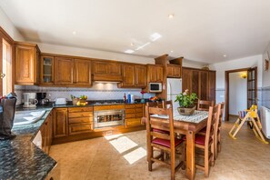 Fridge, microwave, oven, dishwasher - Ca Na Xilla Alcanada 8 people pool (Alcúdia)