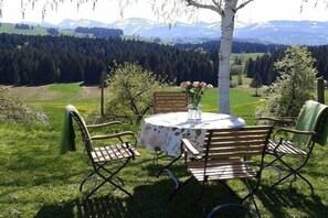 Outdoor dining - Lingg Oberberg Comfortable Vacation Home (Oberreute)
