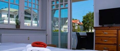 Schreibtisch, Bügeleisen/Bügelbrett, Reisekinderbett, kostenloses WLAN