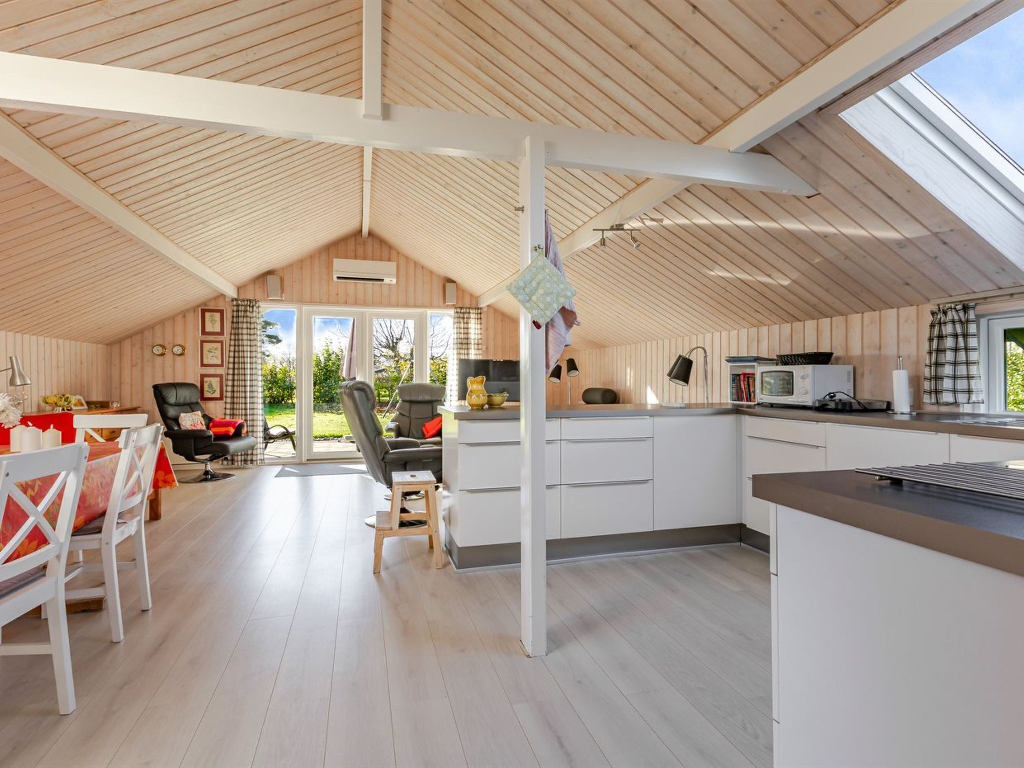 Fridge, microwave, dishwasher, cookware/dishes/utensils