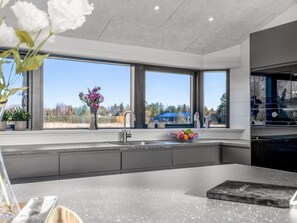 Refrigerador, microondas, lavavajillas y utensilios de cocina 