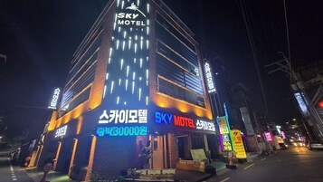 Un edificio de varios pisos con la señalización “SKY HOTEL” bien visible.