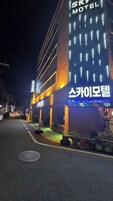 Un edificio con un letrero que dice "SKY MOTEL" y otro letrero en un idioma diferente.