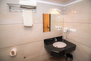 Standard Double or Twin Room | Bathroom