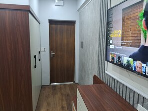 럭셔리 싱글룸, 발코니, 시내 전망 | 거실 공간