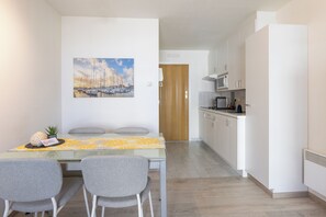 Dining - 2 bedroom accommodation in Oostduinkerke (Oostduinkerke)