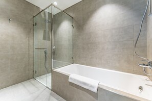 Douche, sèche-cheveux, bidet, serviettes fournies