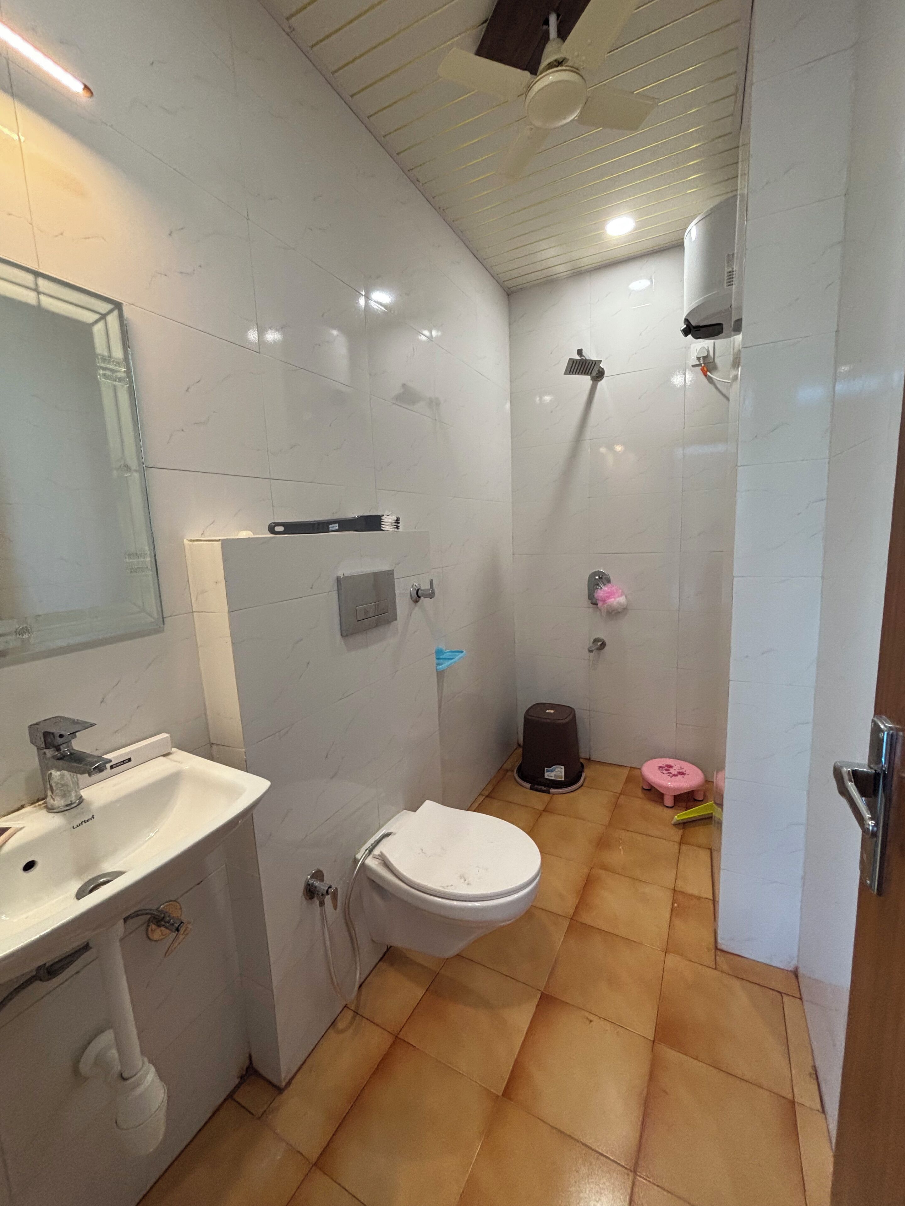 Comfort-Doppelzimmer | Badezimmer | Hausschuhe, Handtücher, Seife, Shampoo