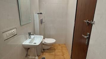 Deluxe Double Room | Bathroom | Towels, soap, shampoo, toilet paper