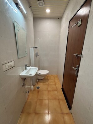 デラックス ダブルルーム | バスルーム | タオル、石鹸、シャンプー、トイレットペーパー