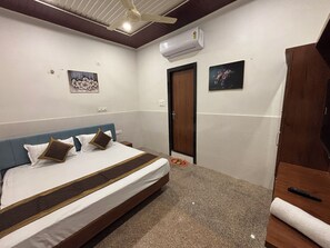 Deluxe Double Room | Laptop workspace, free WiFi