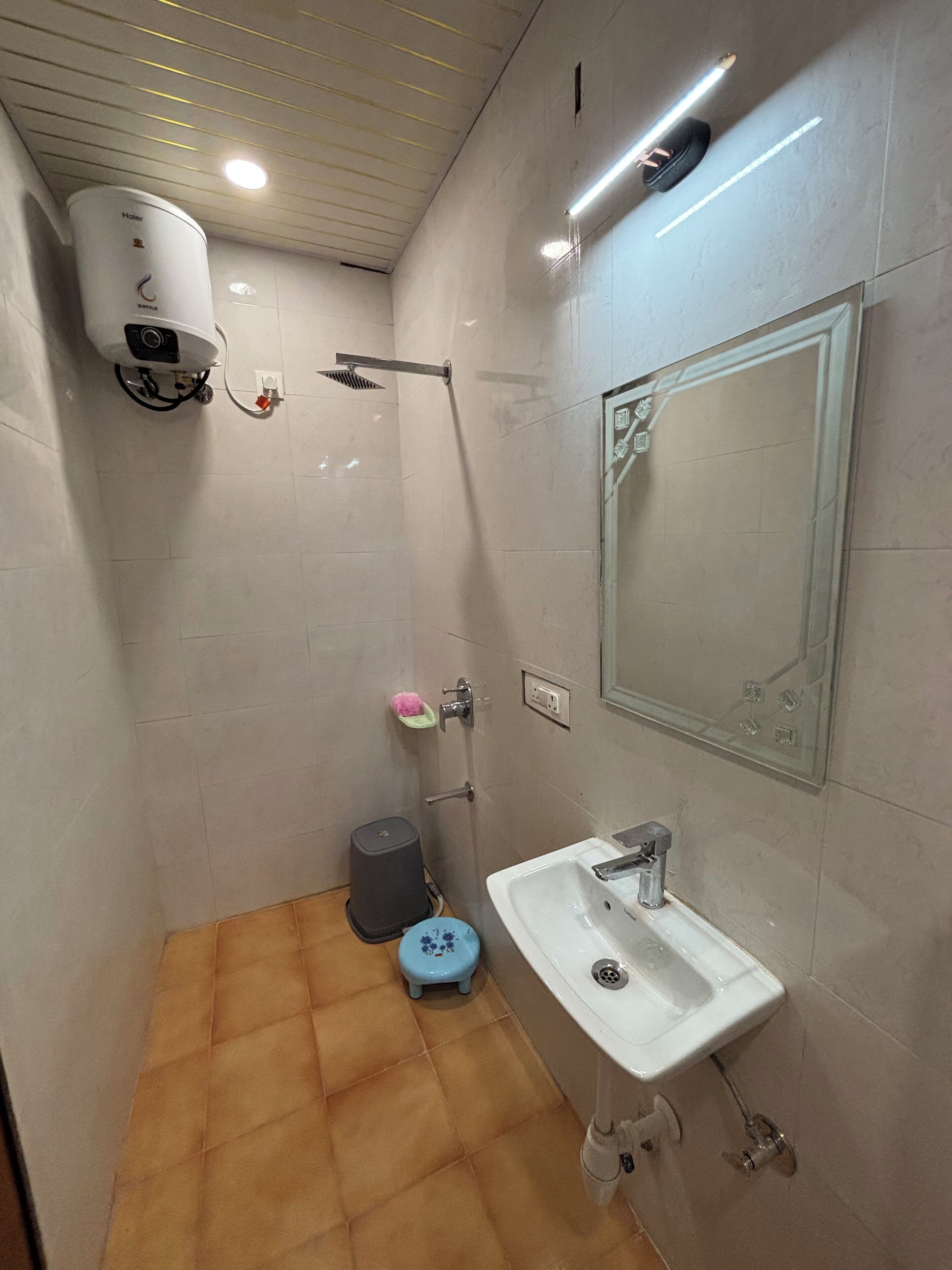 Deluxe Double Room | Bathroom | Towels, soap, shampoo, toilet paper