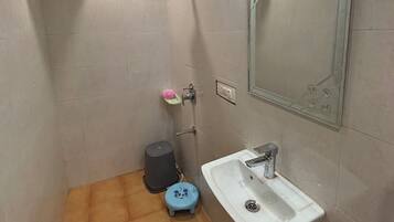 Phòng đôi Deluxe | Phòng tắm | Khăn tắm, xà phòng, dầu gội, giấy vệ sinh