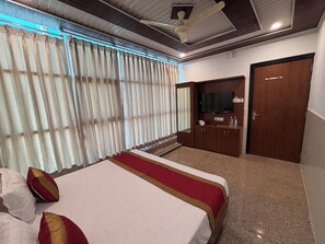 Deluxe Double Room | Laptop workspace, free WiFi