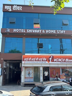 Vista frontal de la propiedad