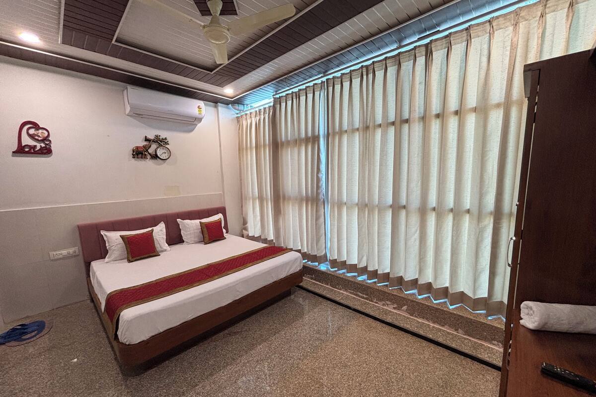 Deluxe Double Room | Laptop workspace, free WiFi