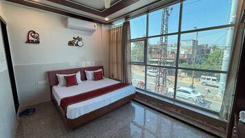 Phòng đôi Deluxe | Khu vực làm việc phù hợp cho laptop