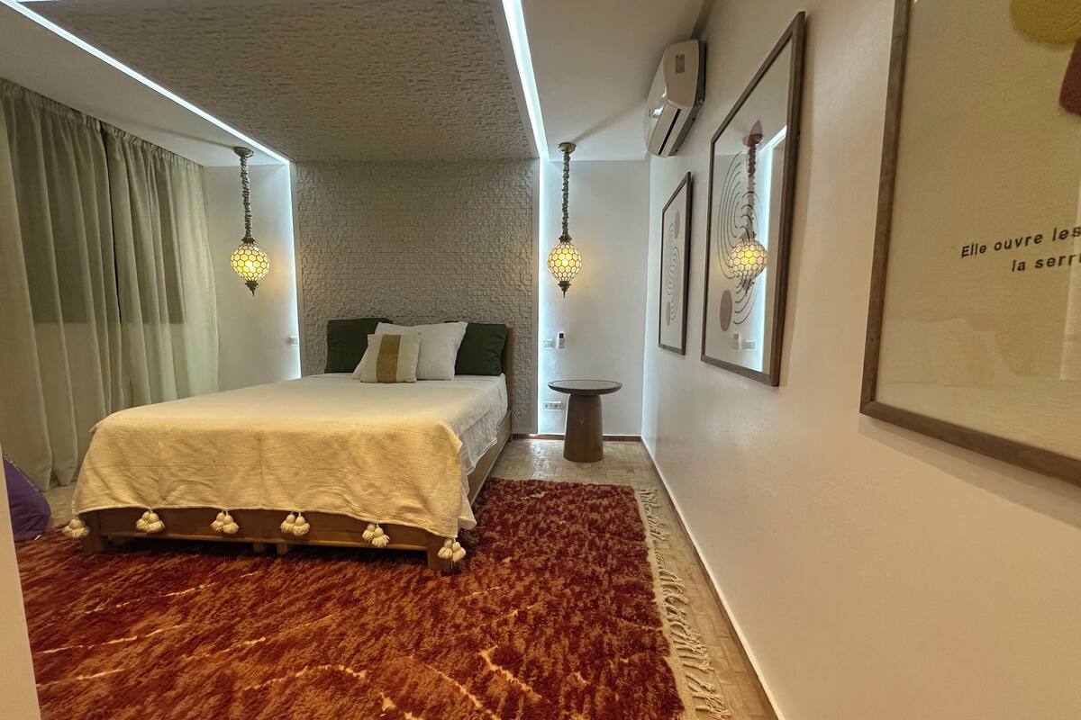 خزنة داخل الغرفة ومكواة/لوح كي وواي فاي مجانًا