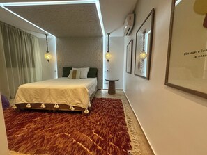 خزنة داخل الغرفة ومكواة/لوح كي وواي فاي مجانًا