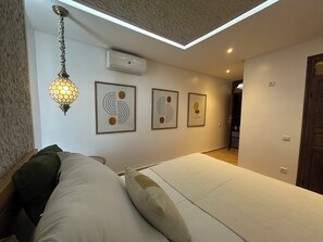 خزنة داخل الغرفة ومكواة/لوح كي وواي فاي مجانًا