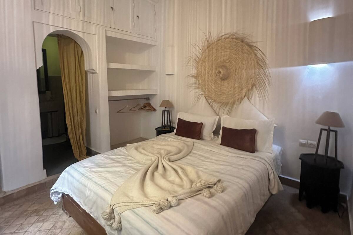 خزنة داخل الغرفة ومكواة/لوح كي وواي فاي مجانًا