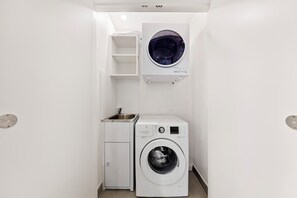 Interior - Modern Melrose Park Retreat for 6 Guests (Melrose Park)