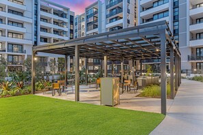 Outdoor dining - Modern Melrose Park Retreat for 6 Guests (Melrose Park)