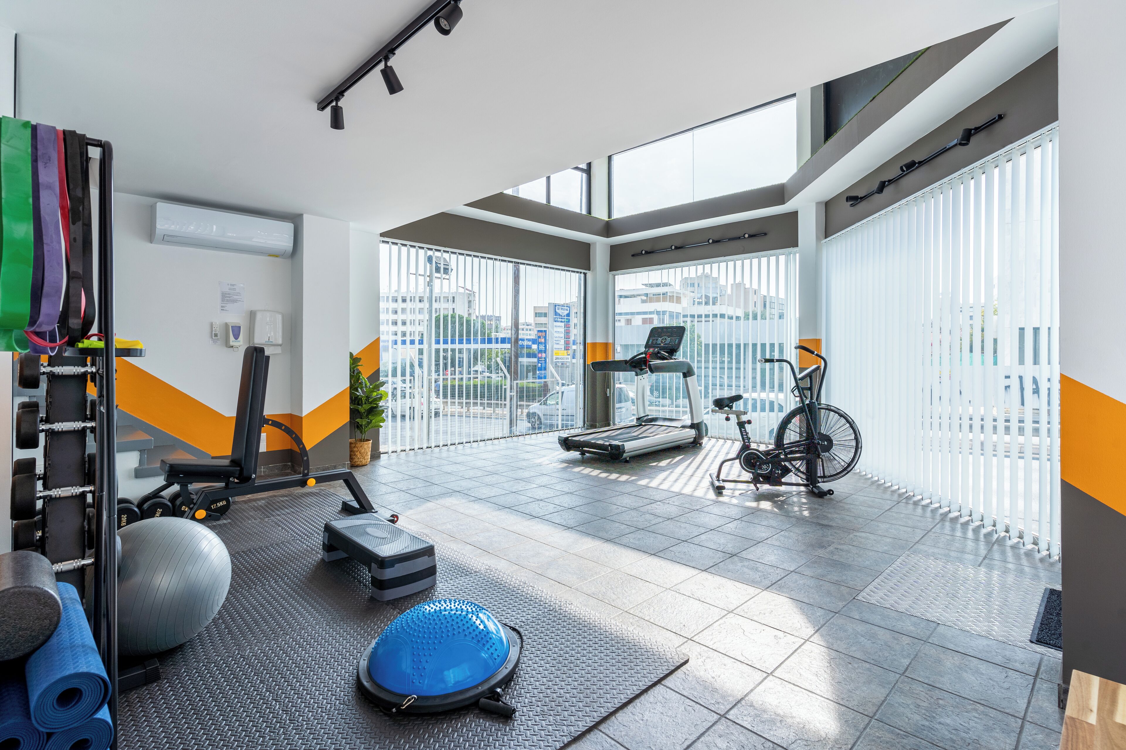 Ein Fitnessraum mit Trainingsgeräten, Laufband und Ergometer.
