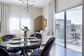 Departamento, 2 habitaciones, cocineta, vista a la ciudad | Servicio a la habitación