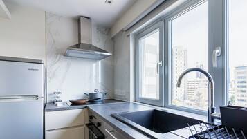 Huoneisto, 2 makuuhuonetta, keittotila, kaupunkinäköala | Yksityinen keittiö | Täysikokoinen jääkaappi, mikroaaltouuni, liesi, espressokone