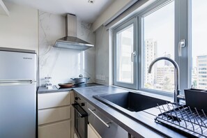 Departamento, 2 habitaciones, cocineta, vista a la ciudad | Cocina privada | Refrigerador con congelador, microondas y parrilla de estufa