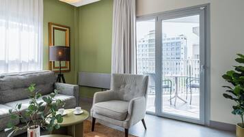 Huoneisto, 2 makuuhuonetta, keittotila, kaupunkinäköala | Olohuone | 43–tuumainen äly-TV, jossa digitaalikanavat