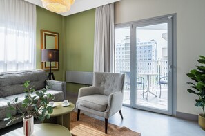 Departamento, 2 habitaciones, cocineta, vista a la ciudad | Sala de estar | Smart TV de 43 pulgadas con canales digitales y servicios de streaming