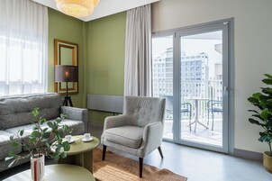 Apartamento, 2 habitaciones, cocina básica, vistas a la ciudad | Sala de estar | Smart TV de 43 pulgadas con canales digitales, servicios de streaming