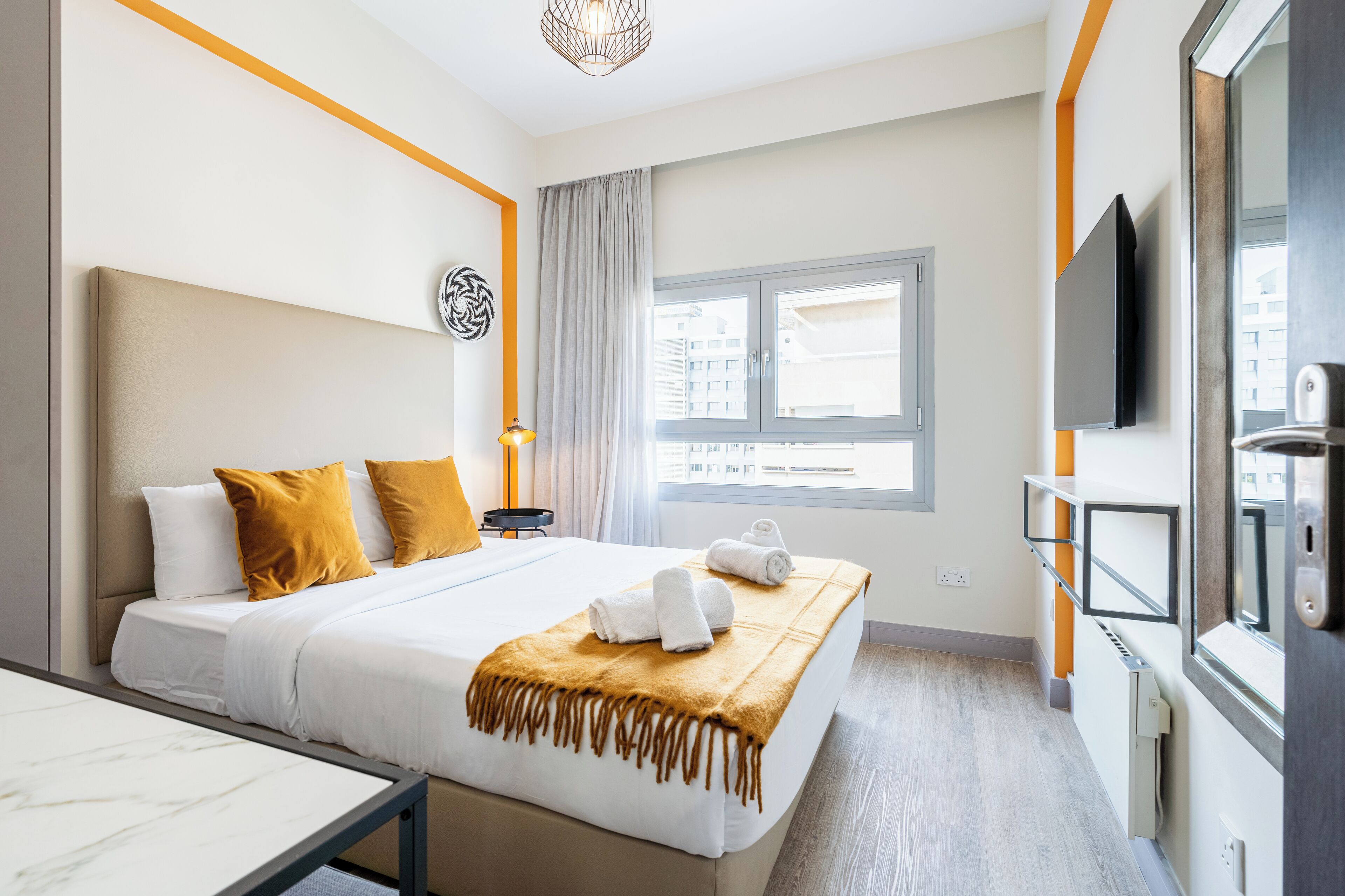 أغطية فراش متميزة وخزنة داخل الغرفة وبديكورات فريدة لكل غرفة