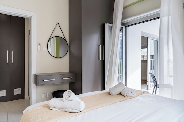 202 - 2BR City view & Balcony | Premium bedding, in-room safe, individually decorated