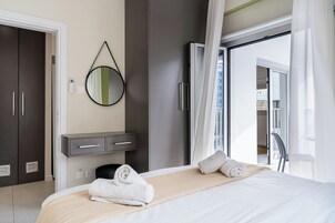 Apartamento, 2 habitaciones, cocina básica, vistas a la ciudad | Ropa de cama de alta calidad, caja fuerte, decoración individual