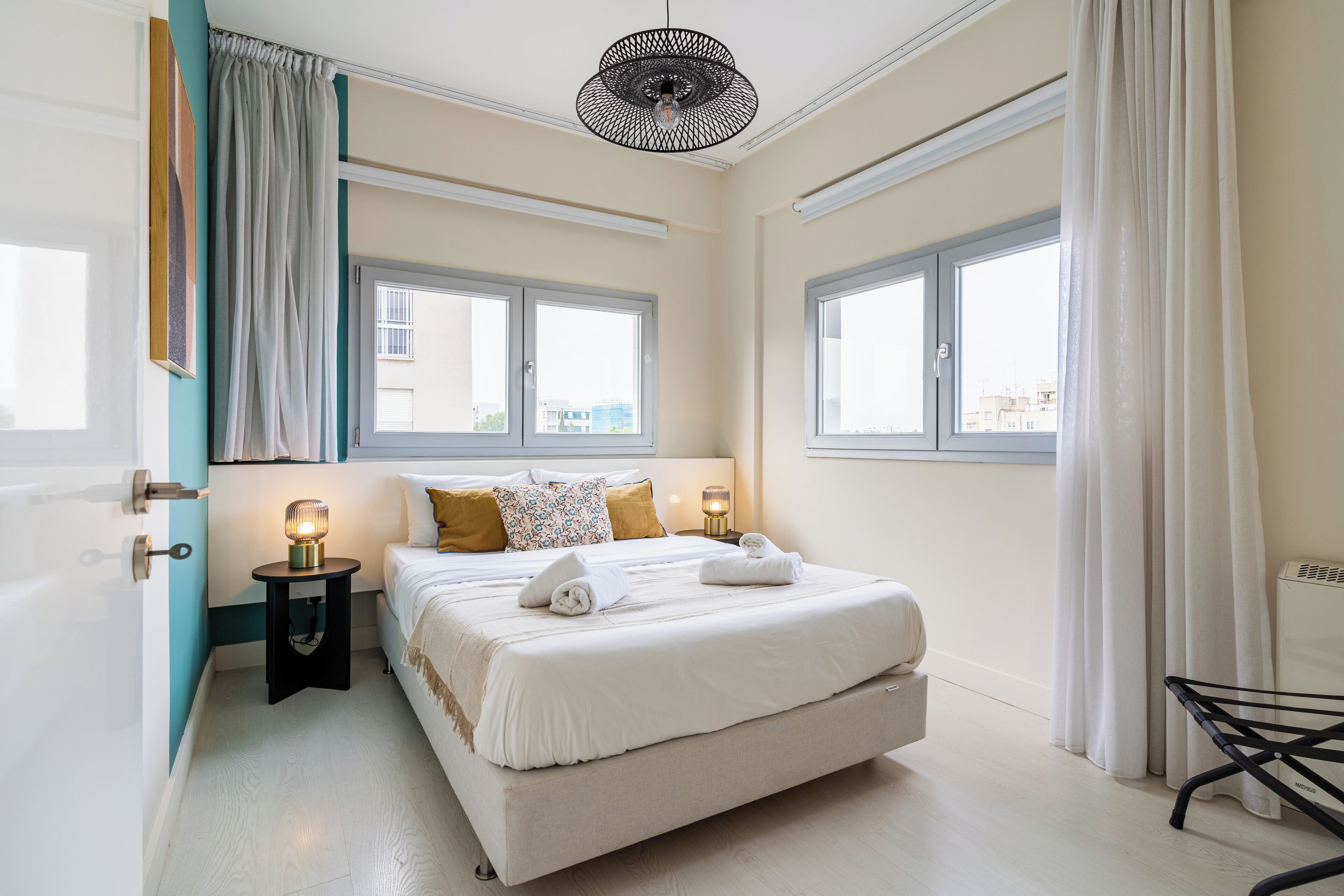 أغطية فراش متميزة وخزنة داخل الغرفة وبديكورات فريدة لكل غرفة