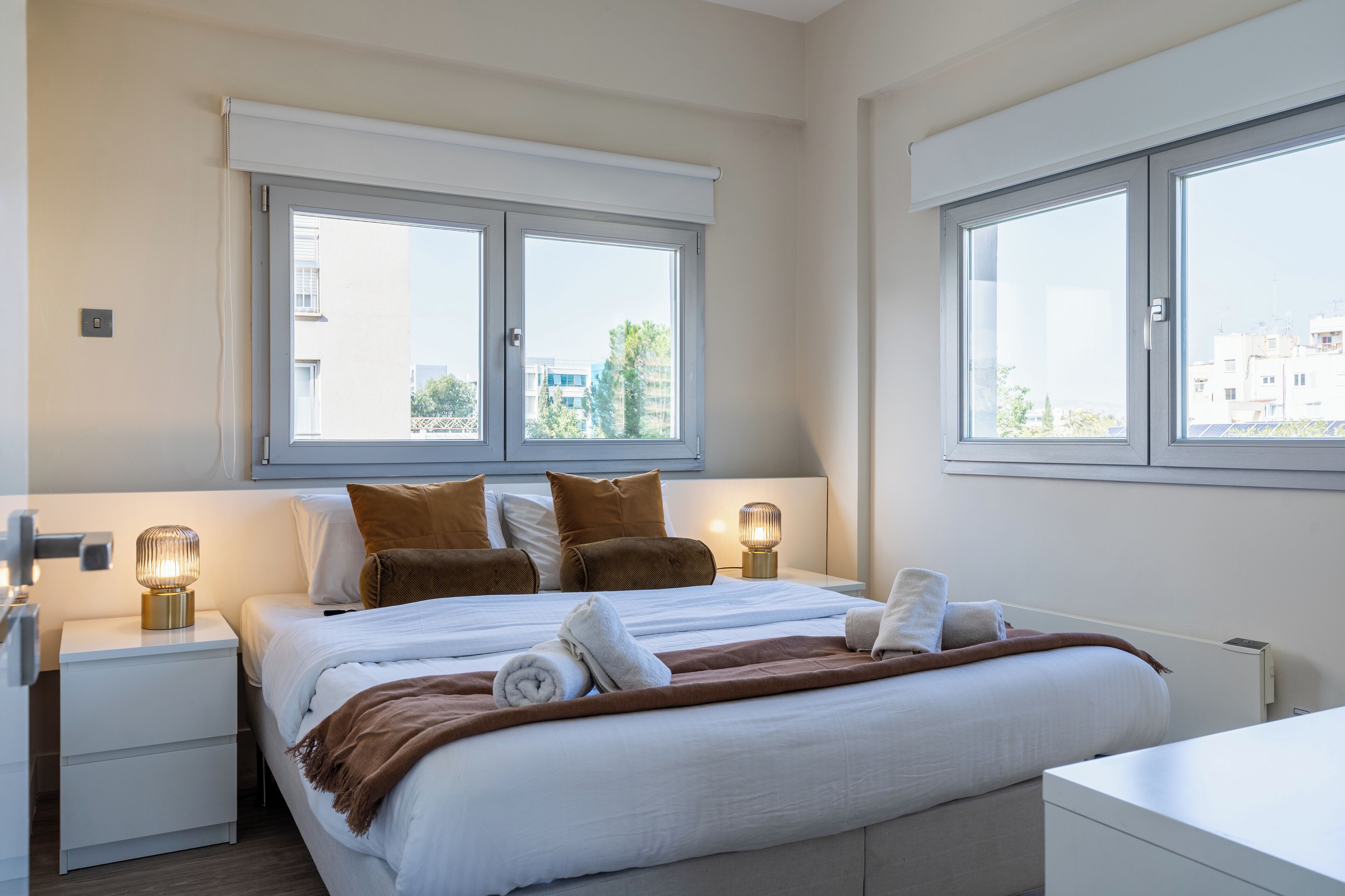 أغطية فراش متميزة وخزنة داخل الغرفة وبديكورات فريدة لكل غرفة