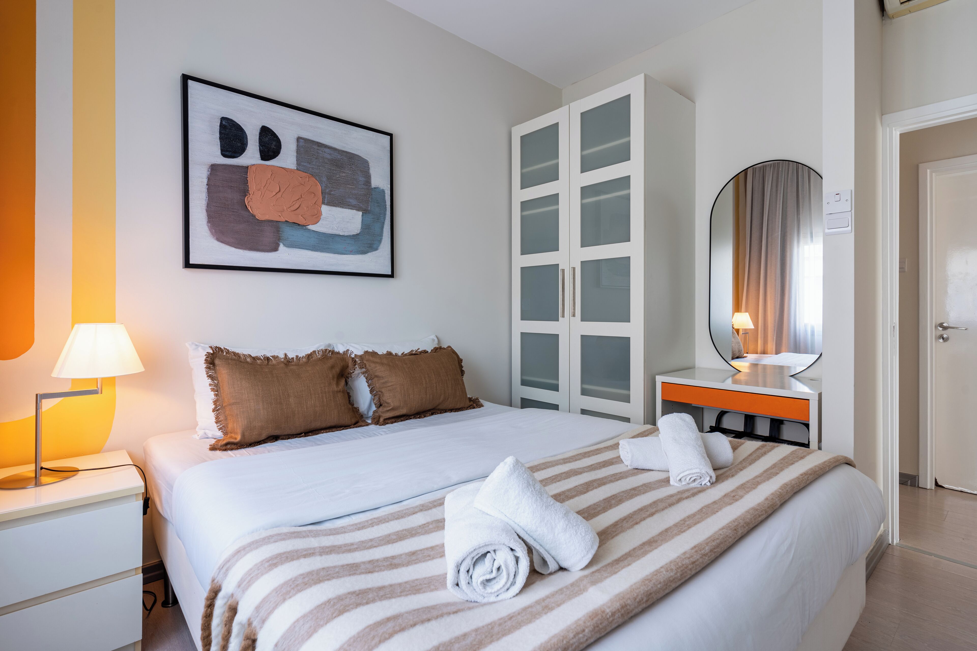 أغطية فراش متميزة وخزنة داخل الغرفة وبديكورات فريدة لكل غرفة