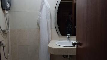 Standaard eenpersoonskamer | Badkamer | Een douche, pantoffels, handdoeken, zeep