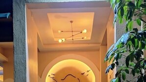 L'entrée de l'hôtel Nomad Palace présente un design moderne, avec une arche centrale et un logo représentant un chameau.