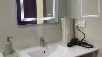 House, 2 Bedrooms, Smoking, Terrace | Bilik Mandi