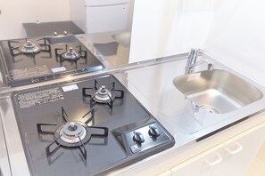 Réfrigérateur, four à micro-ondes, surface de cuisson
