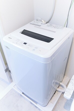 Combined shower/tub, free toiletries, hair dryer, slippers - Zenith Nishinakanobu (Tokyo)