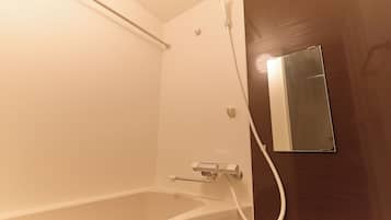 Duschwanne, kostenlose Toilettenartikel, Haartrockner, Hausschuhe