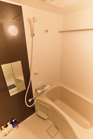 Combined shower/bathtub, free toiletries, hair dryer, slippers - Zenith Nishinakanobu (Tokyo)