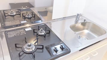 Refrigerador, microondas, parrilla de estufa y utensilios de cocina