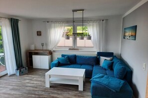 Smart TV, books - Finja Modern retreat (Dreschvitz)